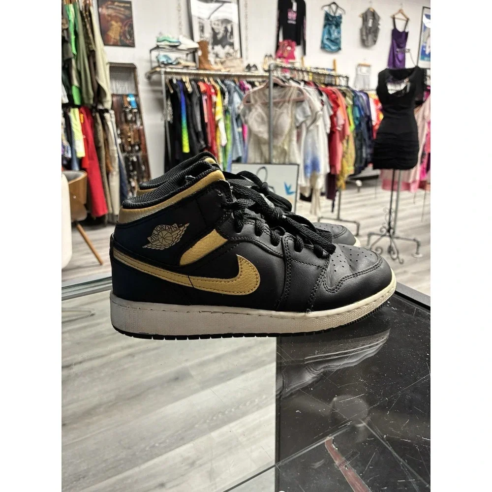 2024 Air Jordan 1 Mid GS 'Black Metallic Gold DQ8423-071 US Size 5Y Women's 6.5